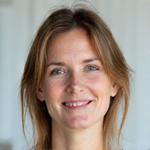 Porträt von Frau L., einer erleichtert lächelnden jungen Frau