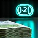 Geldbündel mit Uhr und aufblinkendem Bildschirm