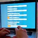 Person füllt Online-Formular aus