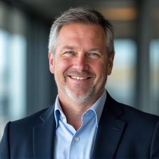 Porträt von Dr. Elias Müller, CEO und Gründer von Zahlenflug