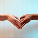 Symbol für Fairness: Zwei sich reichende Hände vor einem hellen Hintergrund.